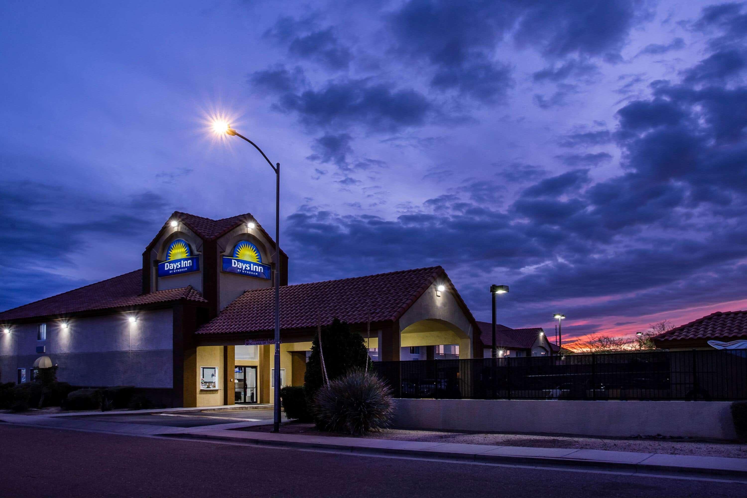 Days Inn By Wyndham Phoenix North Exterior foto